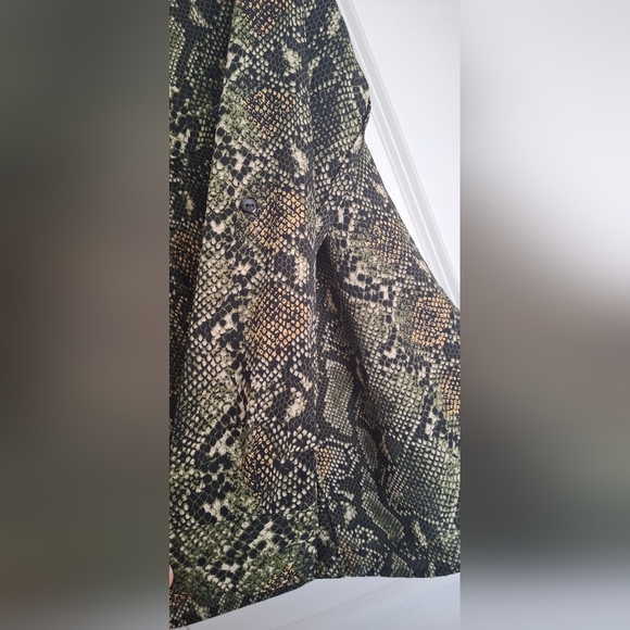 Rebecca malone womens sz small button up shirt green/black snake print bohemian - Picture 7 of 8